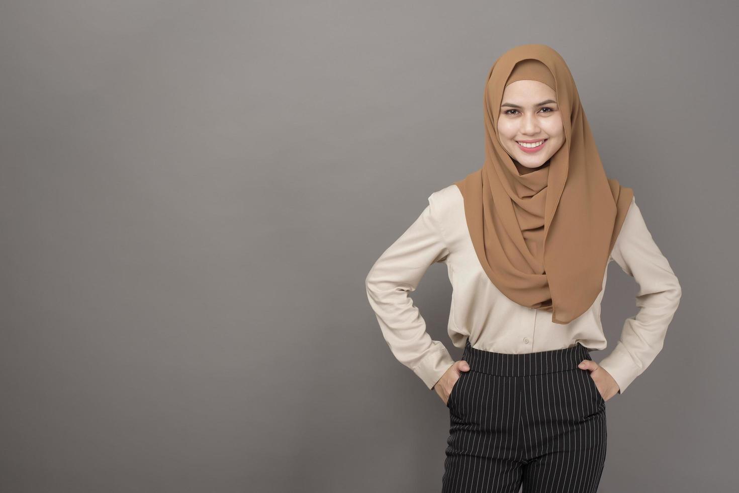 portrait de belle femme avec hijab sourit sur fond gris photo