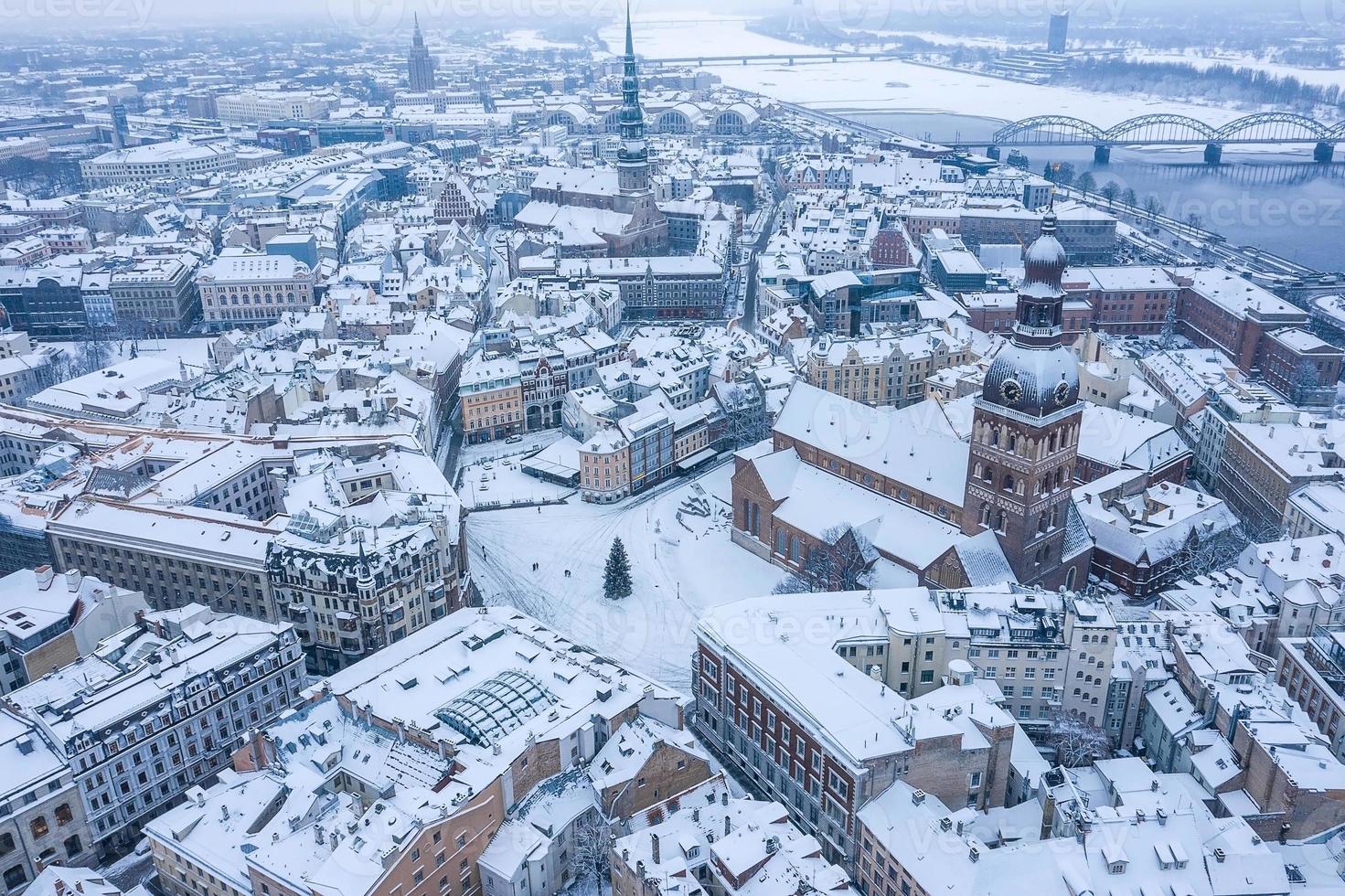 vue aérienne de la vieille ville de riga d'hiver couverte de neige. dômes cathédrale vue d'en haut. photo