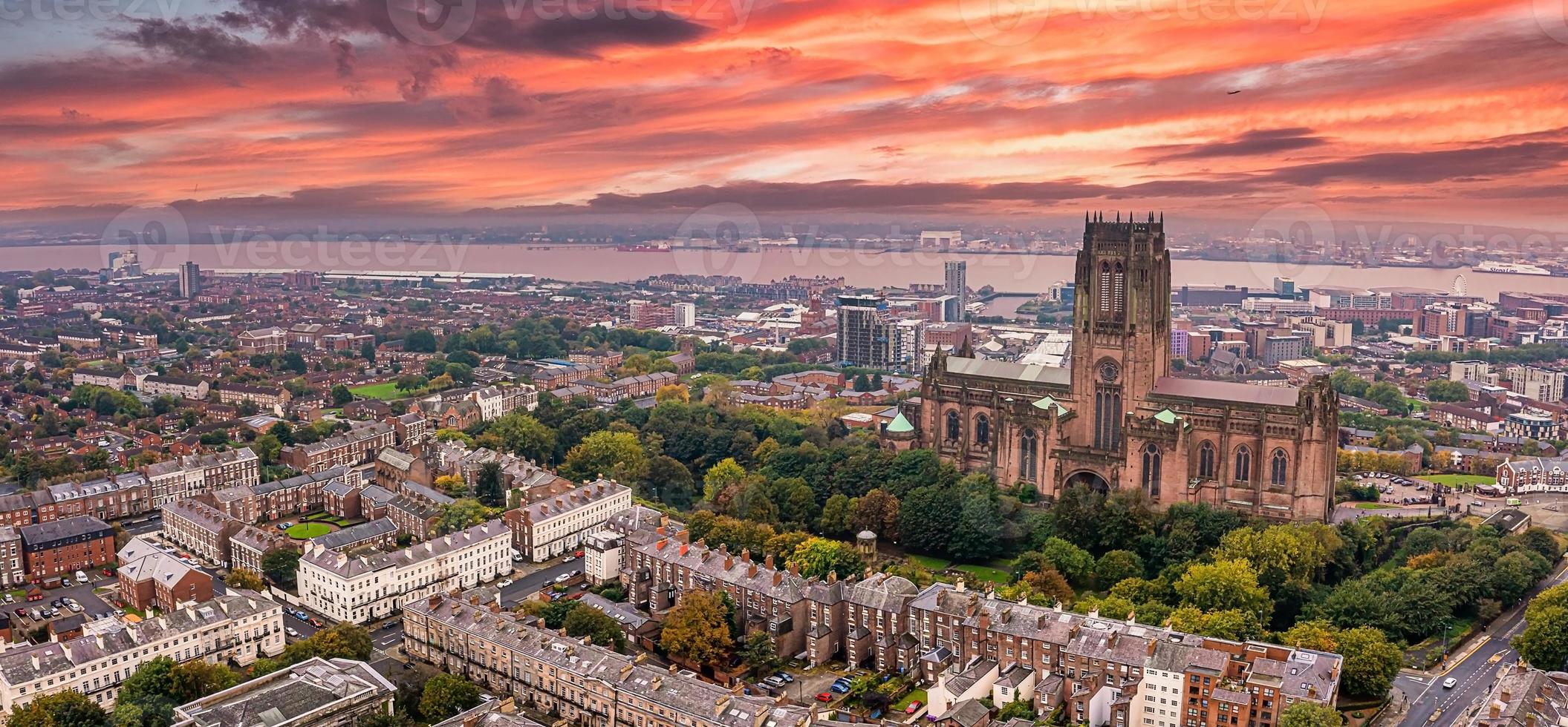 vue aérienne de la cathédrale principale de Liverpool au Royaume-Uni. photo