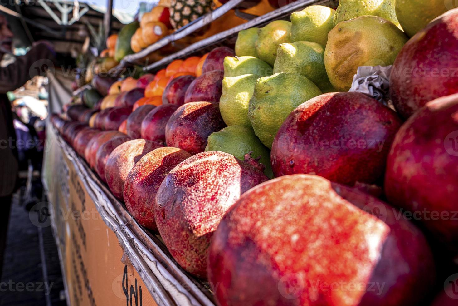 tas de variété de fruits frais à vendre au marché de rue local photo