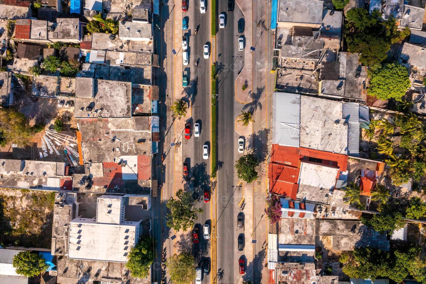 vue aérienne de la ville de tulum d'en haut. petit village mexicain. photo