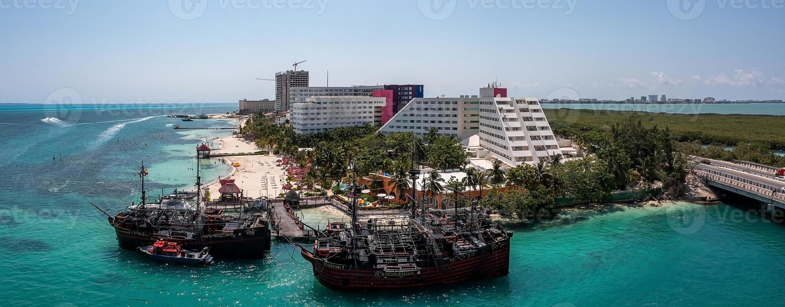 Vue aérienne du bateau pirate Jolly Roger à Cancun photo