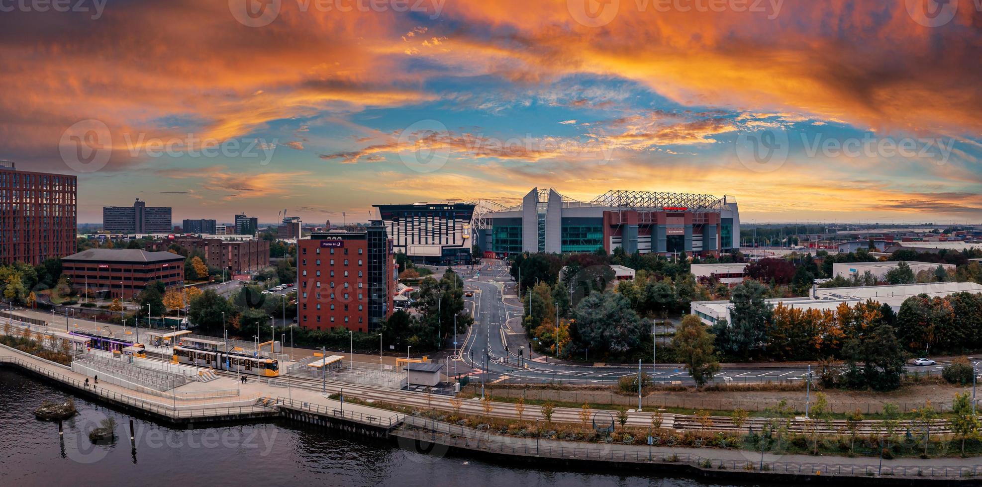 vue aérienne de l'emblématique stade de Manchester United en Angleterre. photo