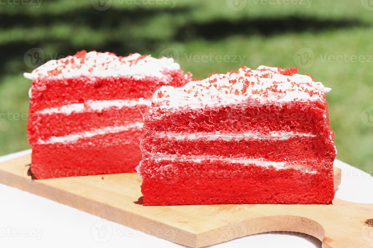 gâteau de velours rouge, gâteau classique à trois couches de gâteaux éponge au beurre rouge avec glaçage au fromage à la crème, cuisine américaine photo