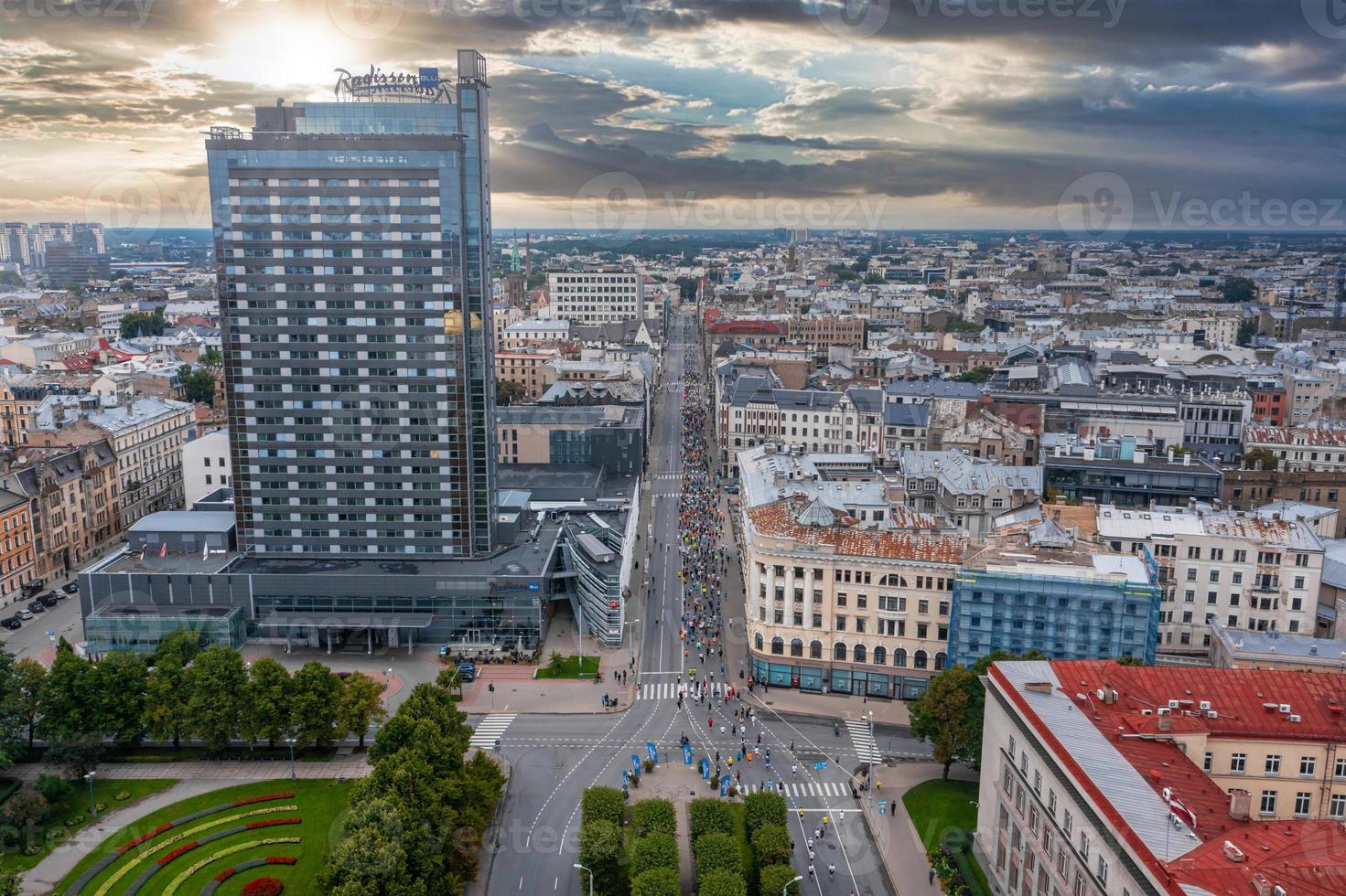 les gens qui courent le marathon international de rimi riga photo