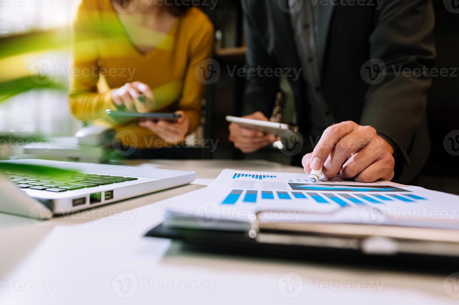 homme d'affaires faisant une présentation avec ses collègues et un ordinateur numérique tablette d'affaires au bureau comme concept dans la lumière du matin photo