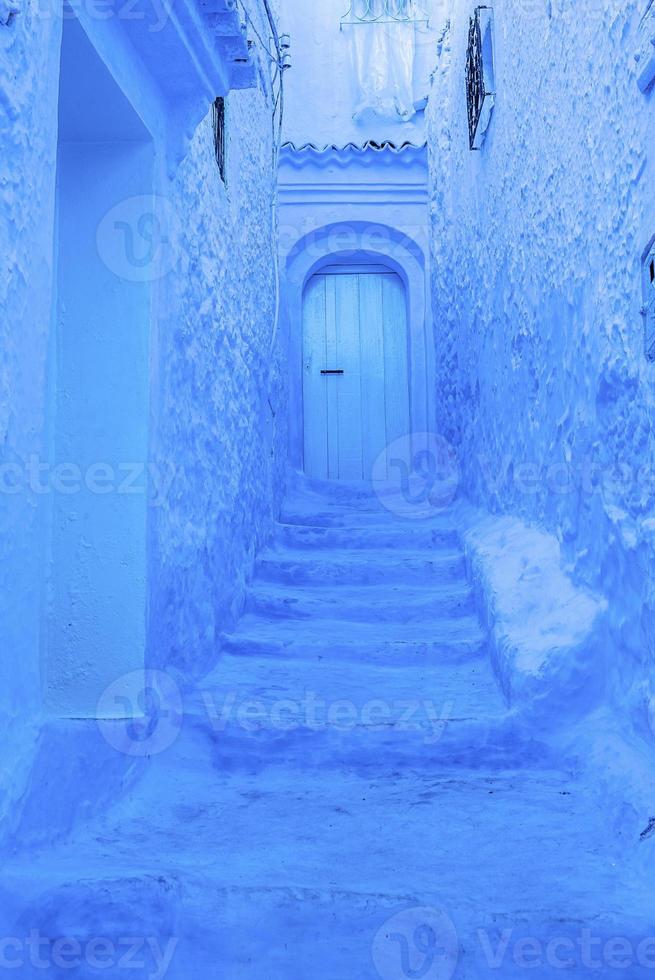 la célèbre maison de couleur bleue avec porte en bois voûtée traditionnelle photo