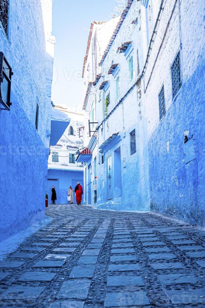 femmes marchant sur une ruelle étroite entre les maisons traditionnelles photo