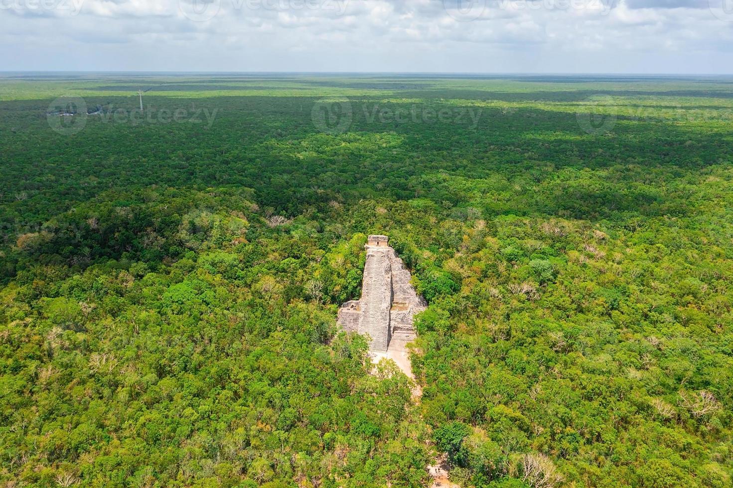 vue aérienne de la pyramide maya perdue au milieu d'une jungle. photo