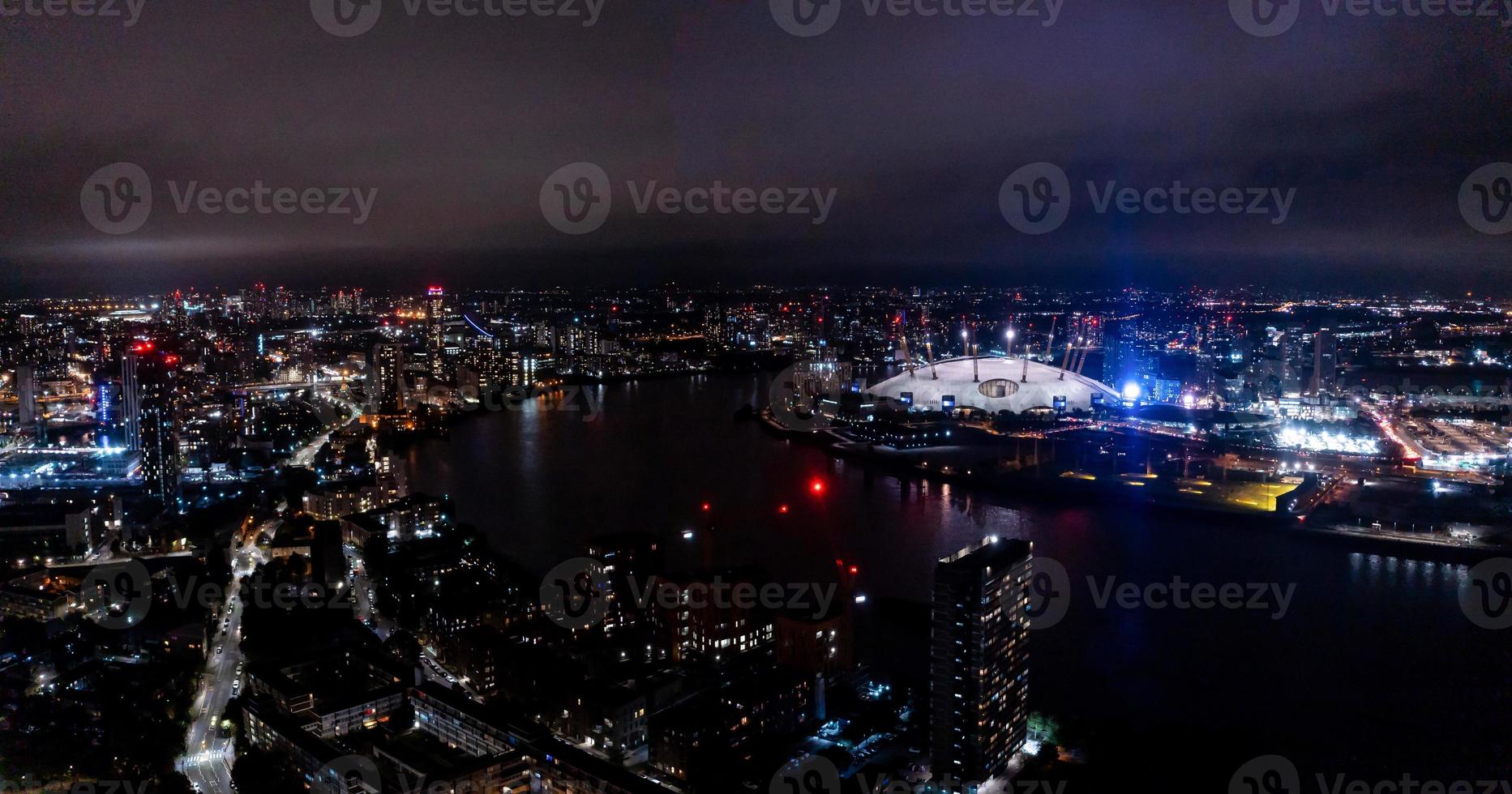 Vue aérienne du célèbre complexe de gratte-ciel de Canary Wharf, Isle of Dogs à Londres photo