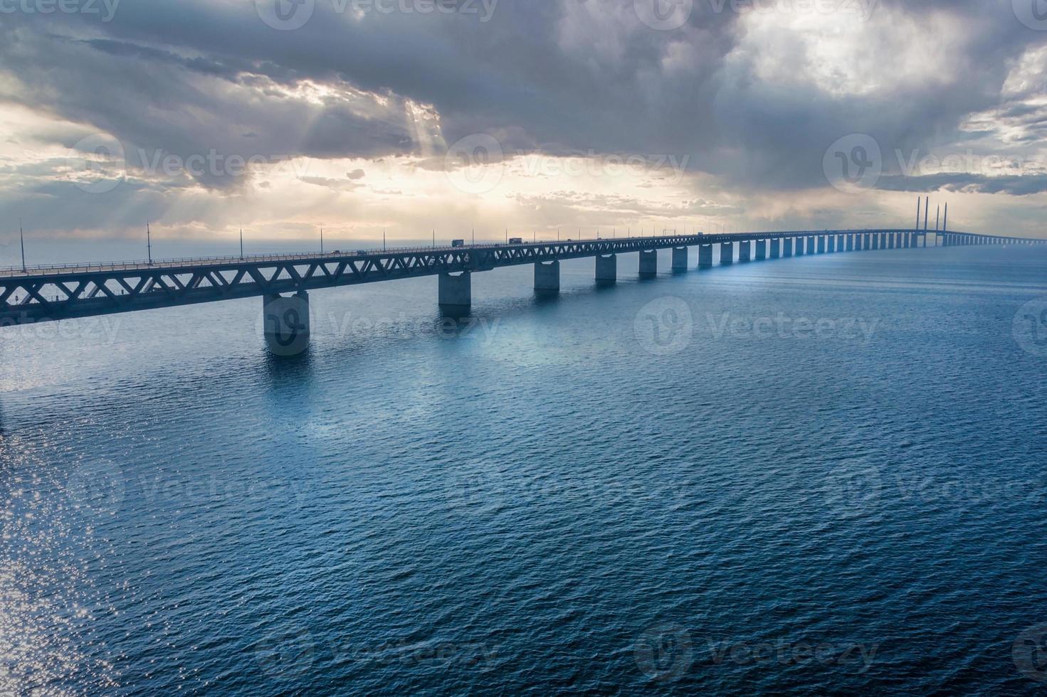 vue aérienne panoramique du pont oresundsbron entre le danemark et la suède. vue sur le pont de l'oresund au coucher du soleil photo