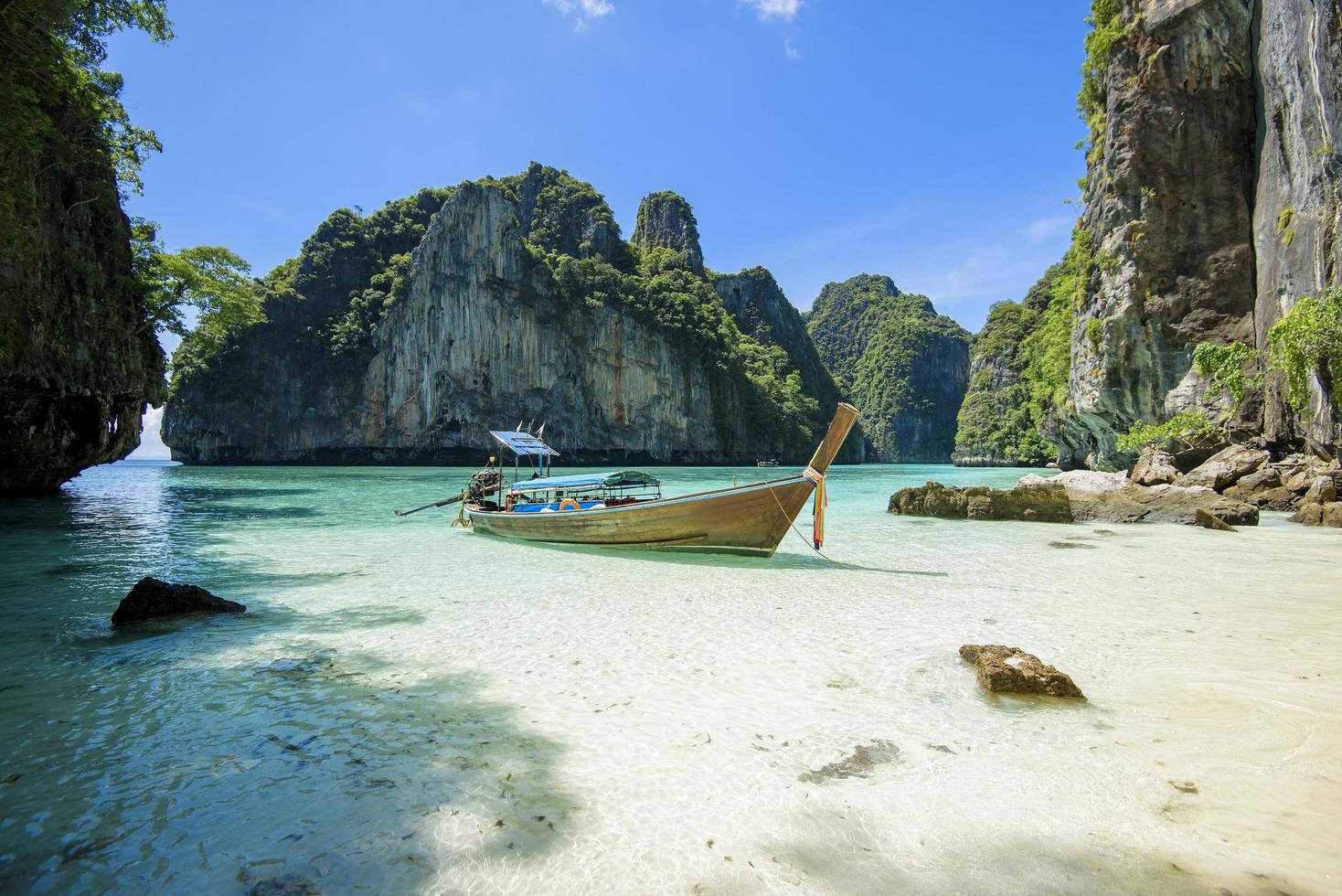 vue sur le bateau traditionnel thaïlandais à longue queue sur la mer et le ciel clairs par beau temps, îles phi phi, thaïlande photo