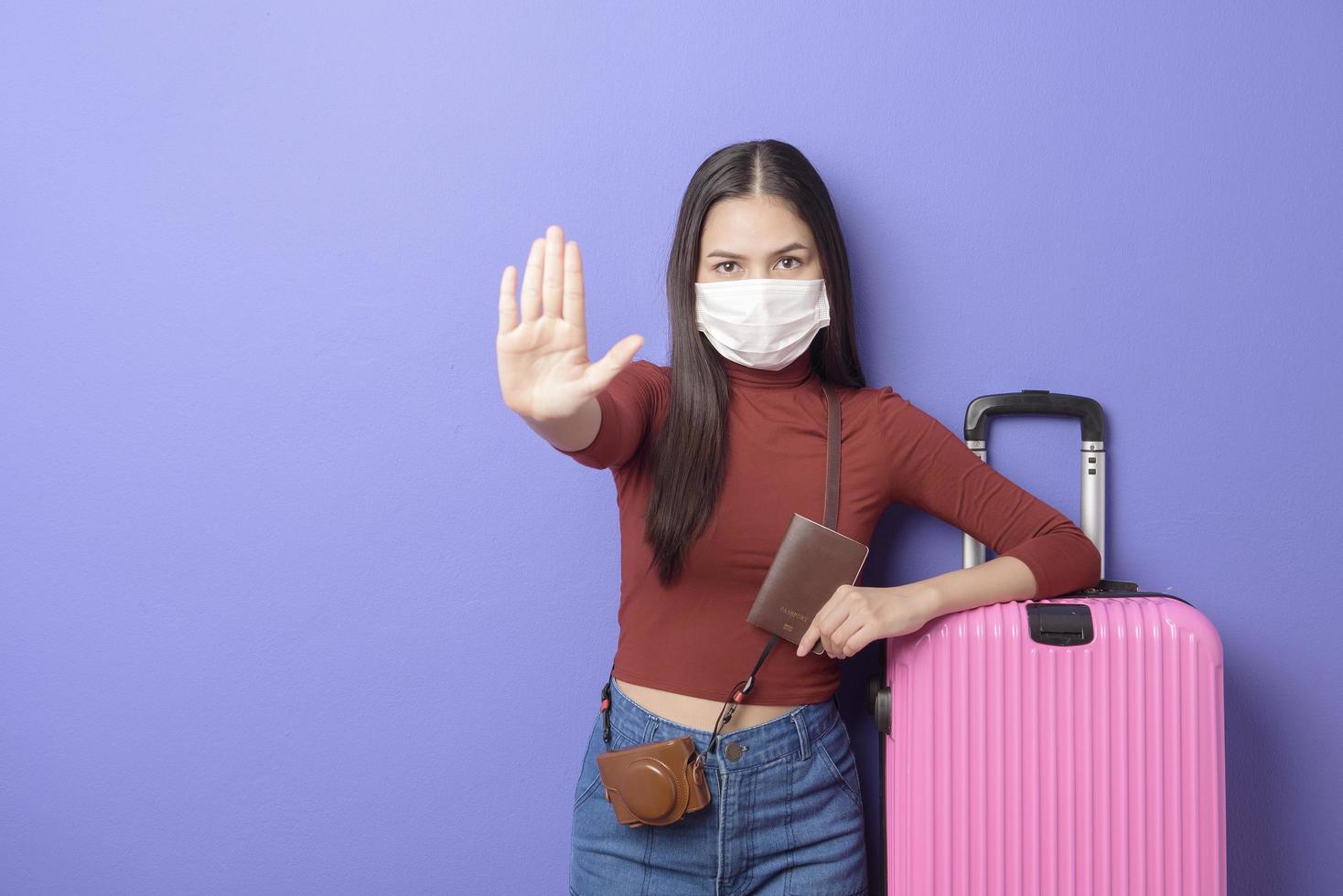 portrait de jeune femme voyageuse avec masque facial, nouveau concept de voyage normal photo