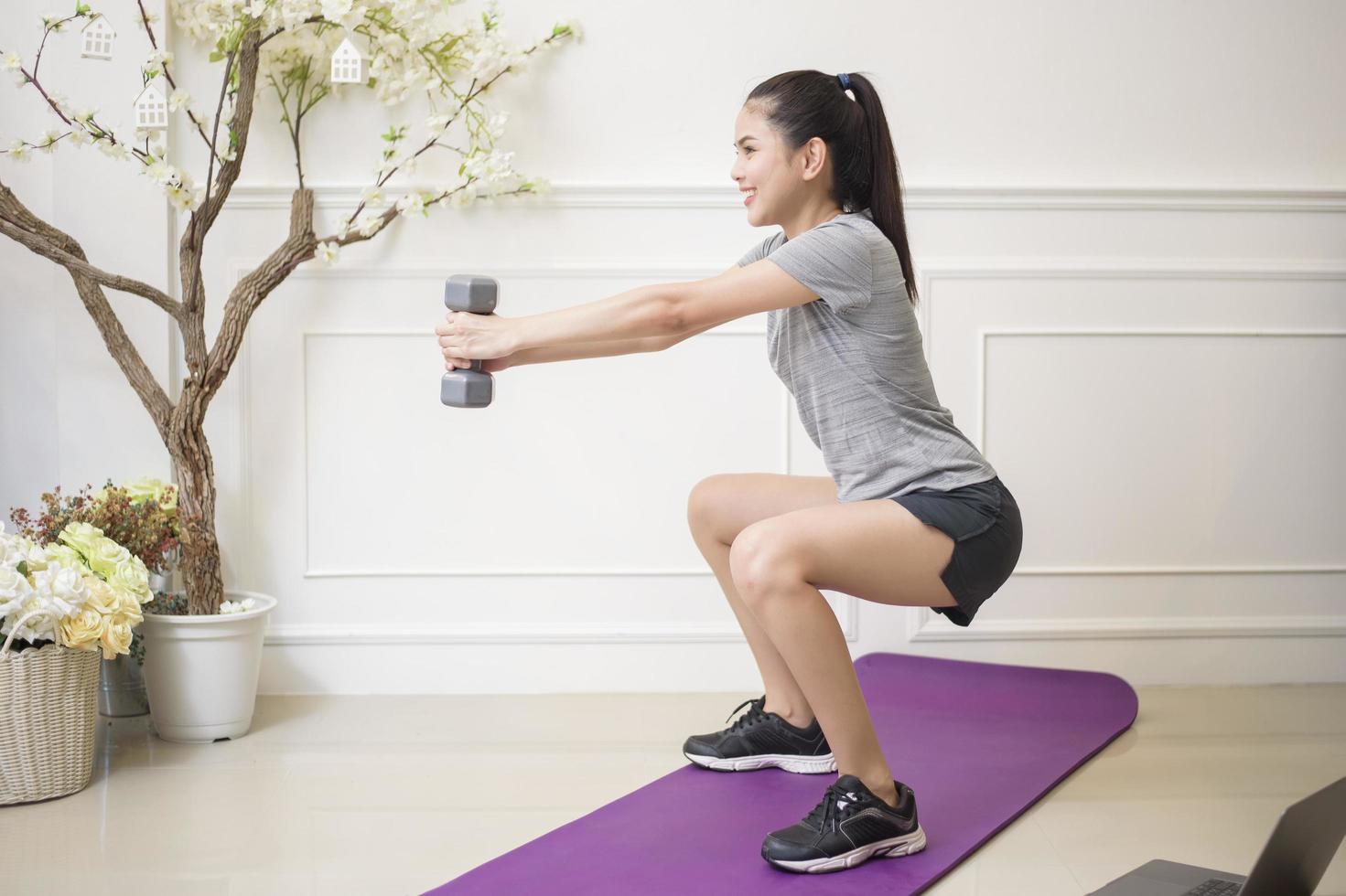 exercice de femme de remise en forme à la maison photo