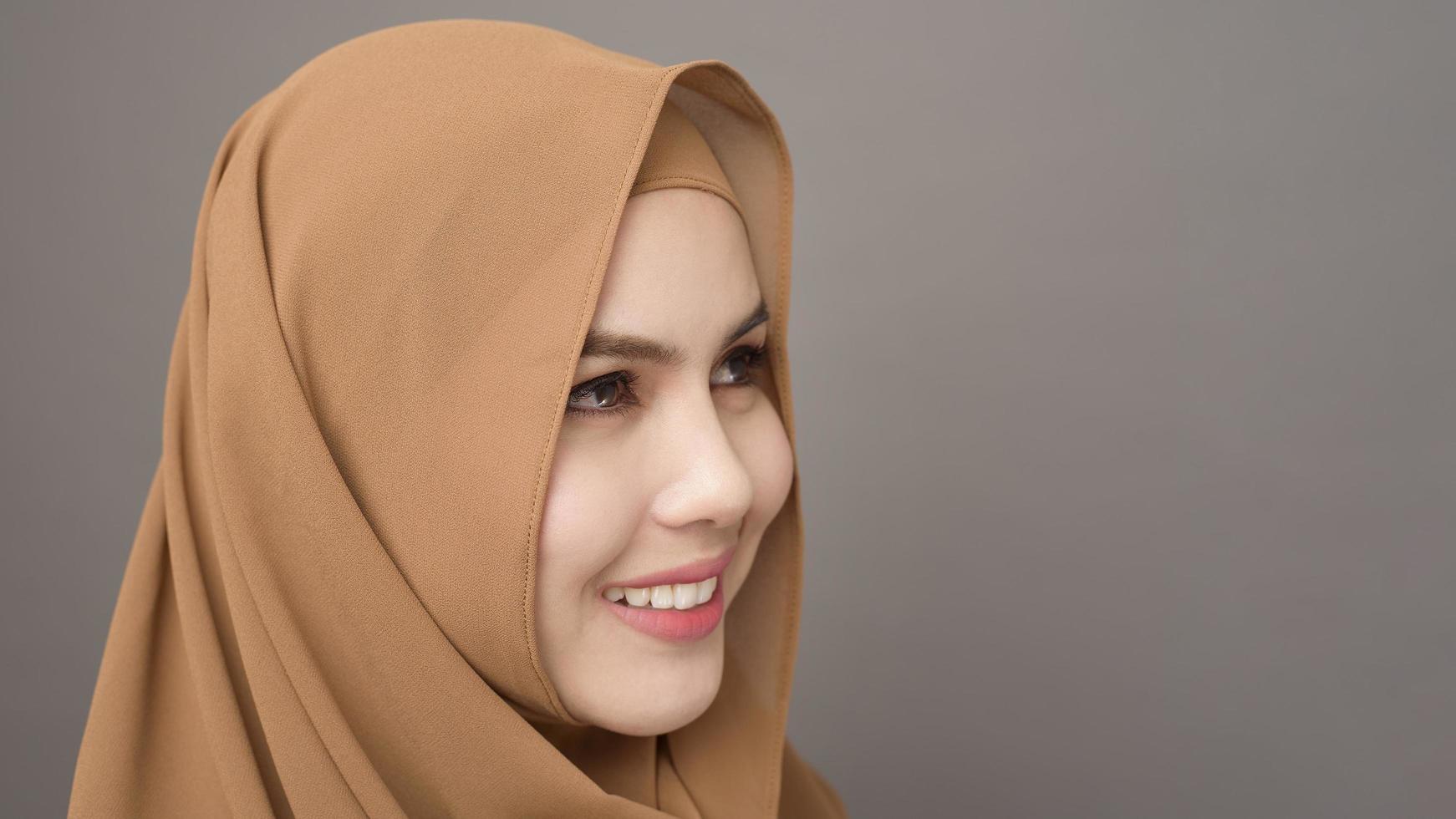 gros plan belle femme avec hijab sur fond gris photo