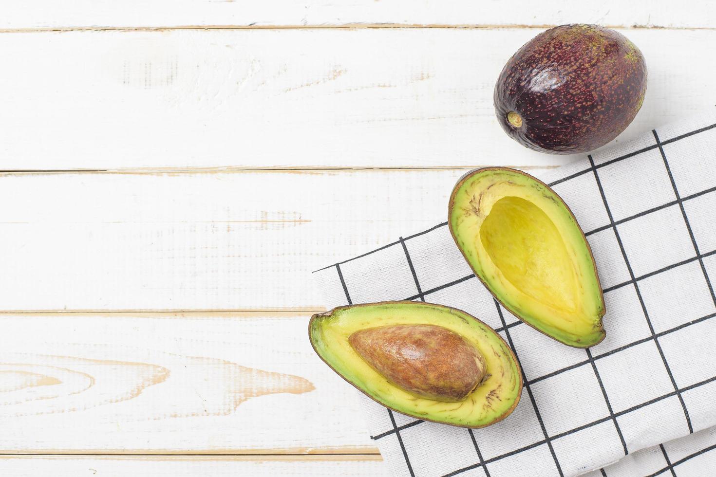 avocat sur table en bois blanc photo