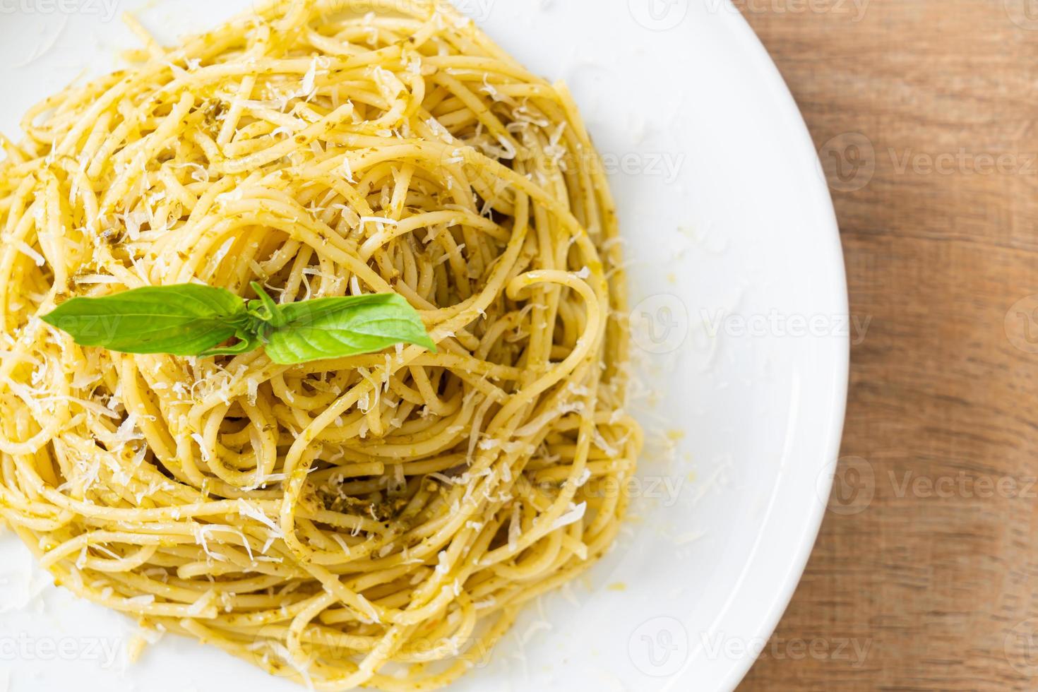 pâtes spaghetti au pesto - nourriture végétarienne photo