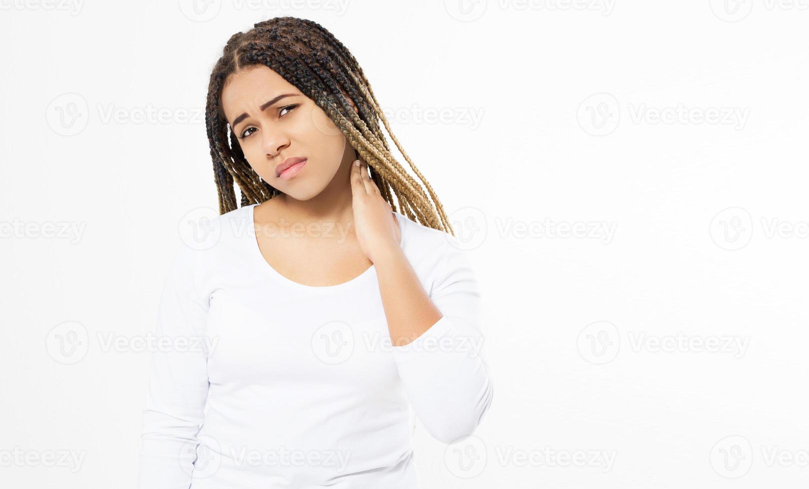fille noire fatiguée ayant pan dans le cou, jeune femme de mauvaise humeur tenant son cou photo