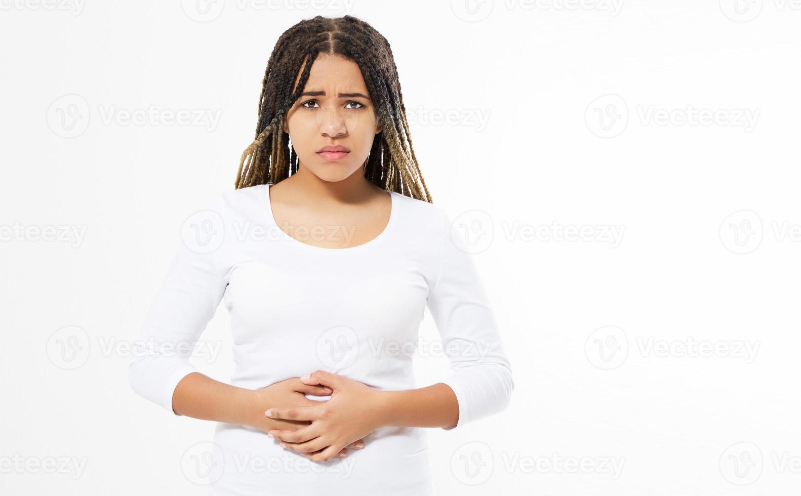 femme souffrant de maux d'estomac, fille noire isolée, crampes menstruelles, femme souffrant de maux d'estomac et de douleurs photo