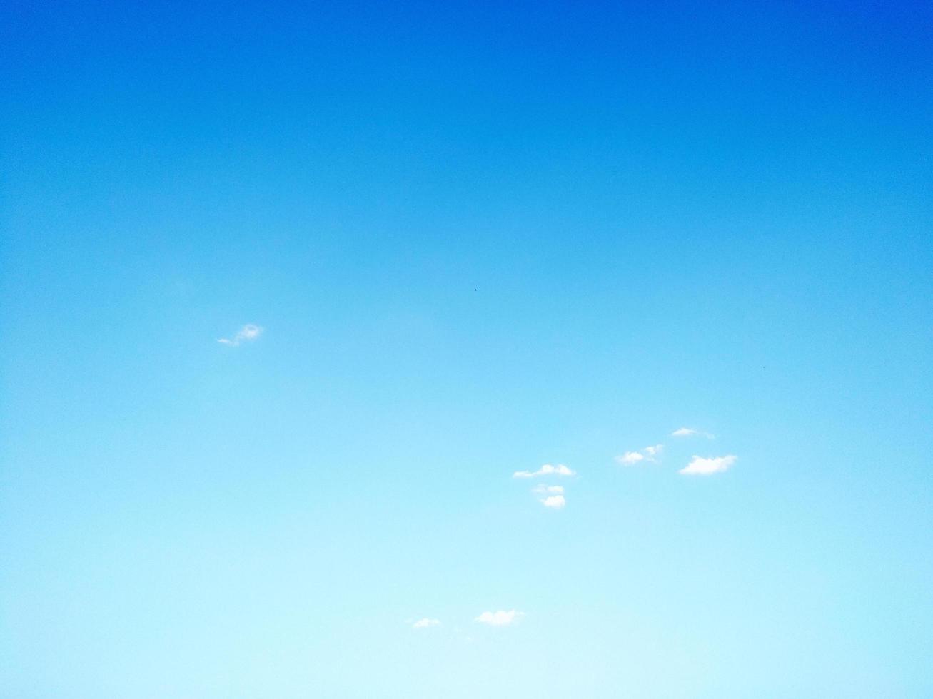 ciel bleu avec fond de nuage. mise au point sélective. espace de copie photo