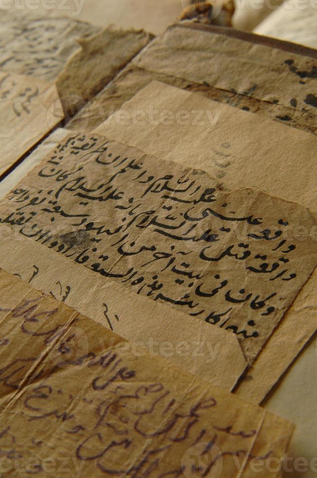 ancien livre ouvert en arabe. vieux manuscrits et textes arabes photo