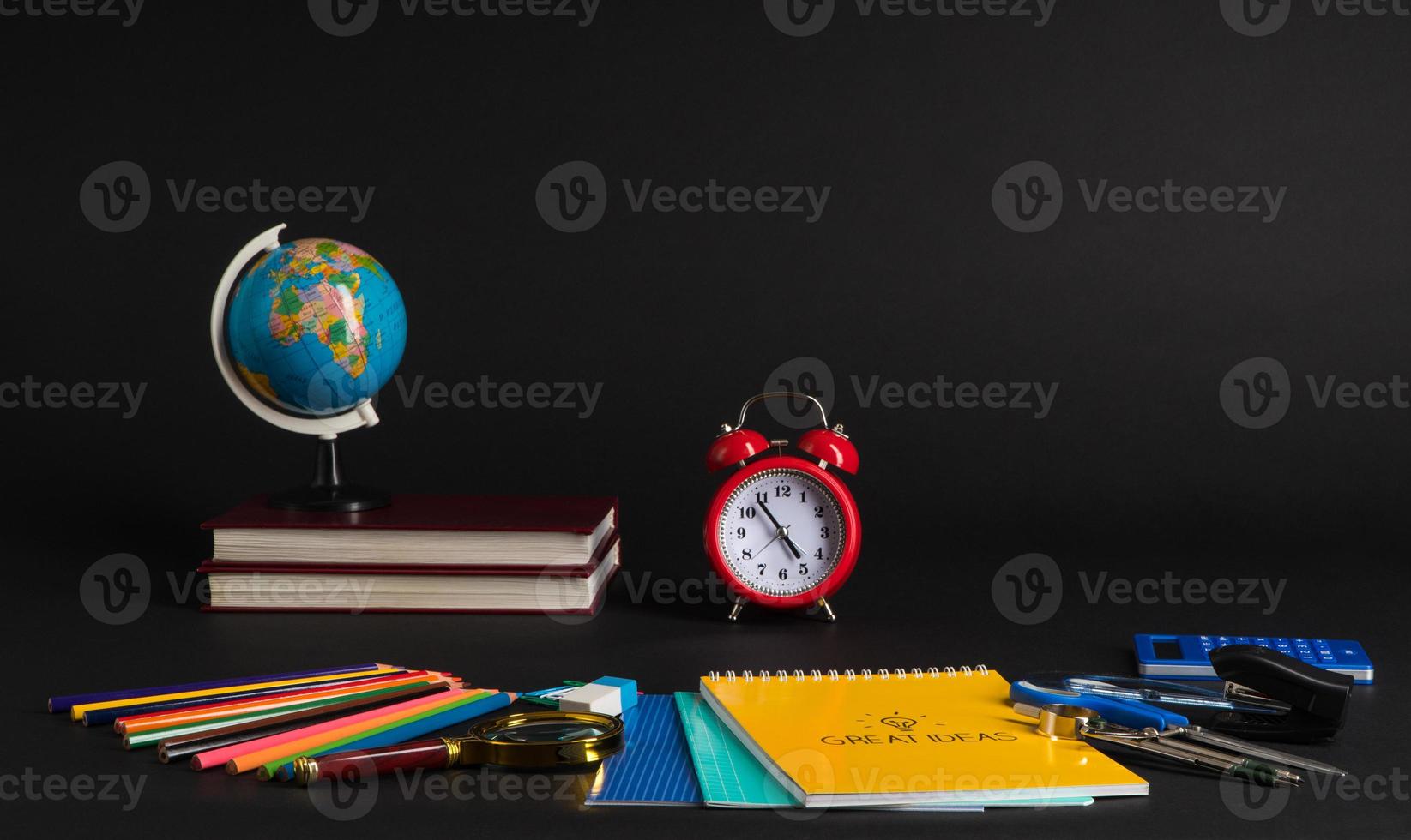 collection colorée de fournitures scolaires sur fond noir. retour à l'école. Bonnes idées photo