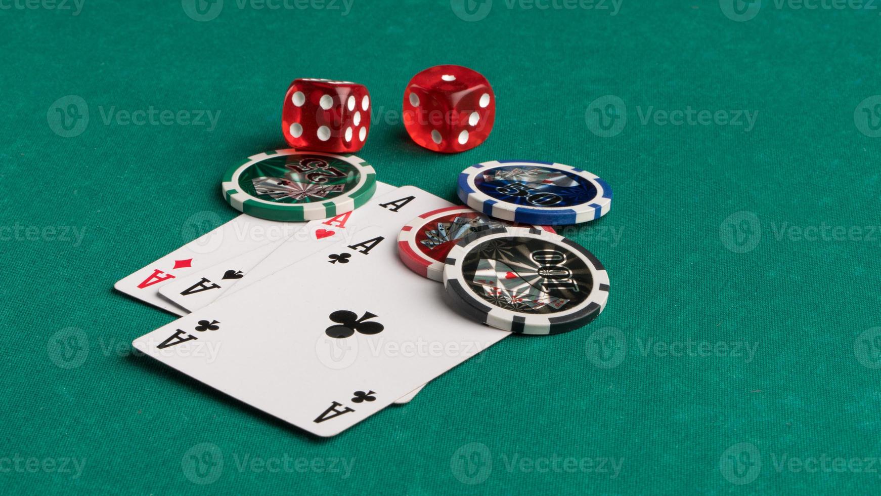 jetons de poker, cartes et dés sur fond vert. le concept de jeu et de divertissement. casino et poker photo