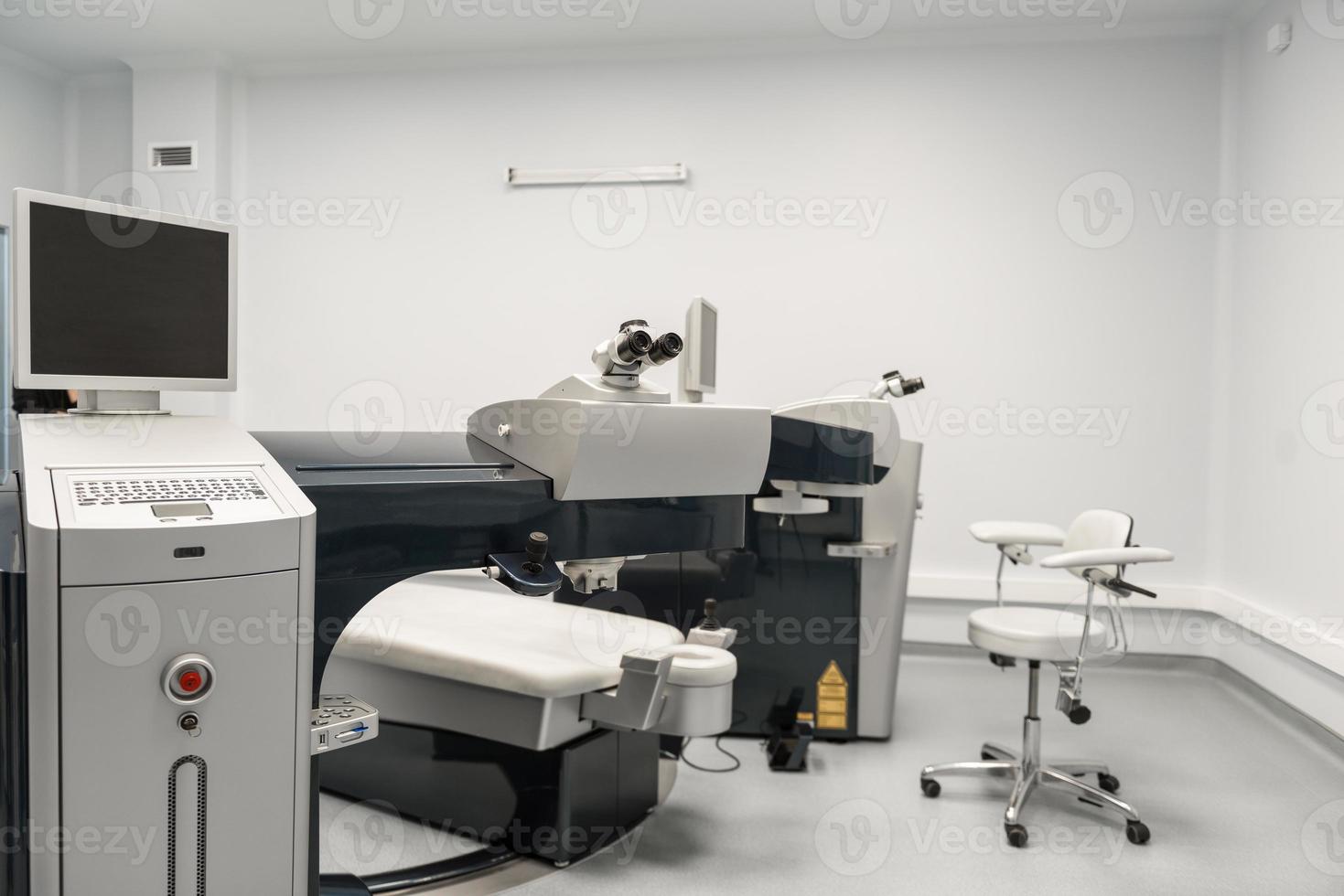 salle chirurgicale. équipement médical moderne dans un hôpital ophtalmologique. concept de médecine photo