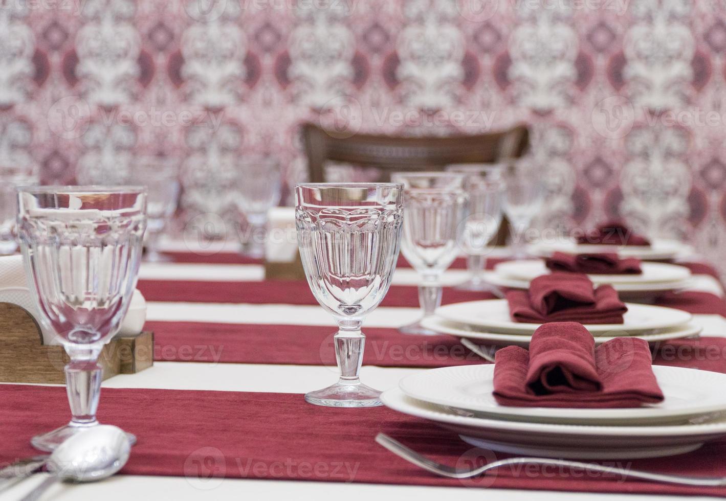 servant une table de banquet dans un restaurant luxueux de style rouge et blanc photo