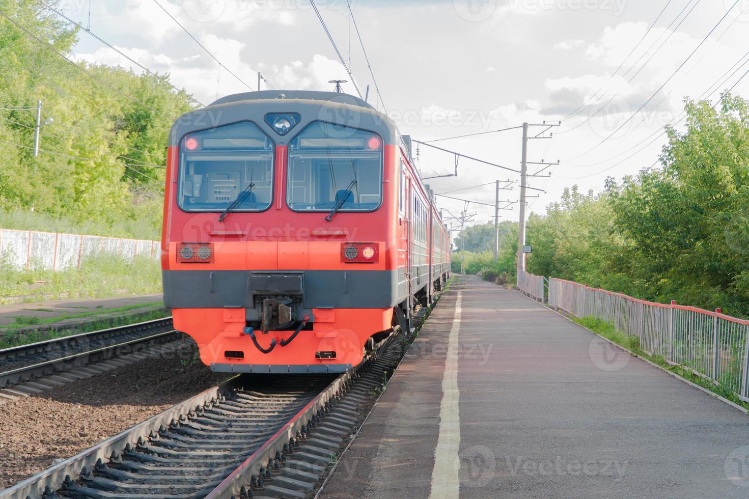 train de voyageurs sur le chemin de fer contre le ciel photo