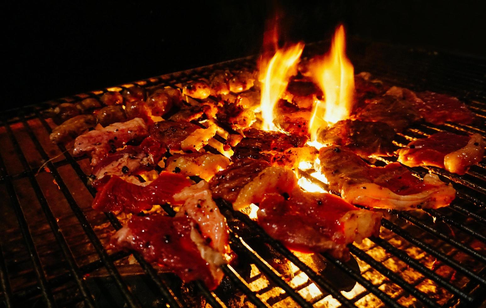 griller du boeuf sur un barbecue au charbon de bois photo