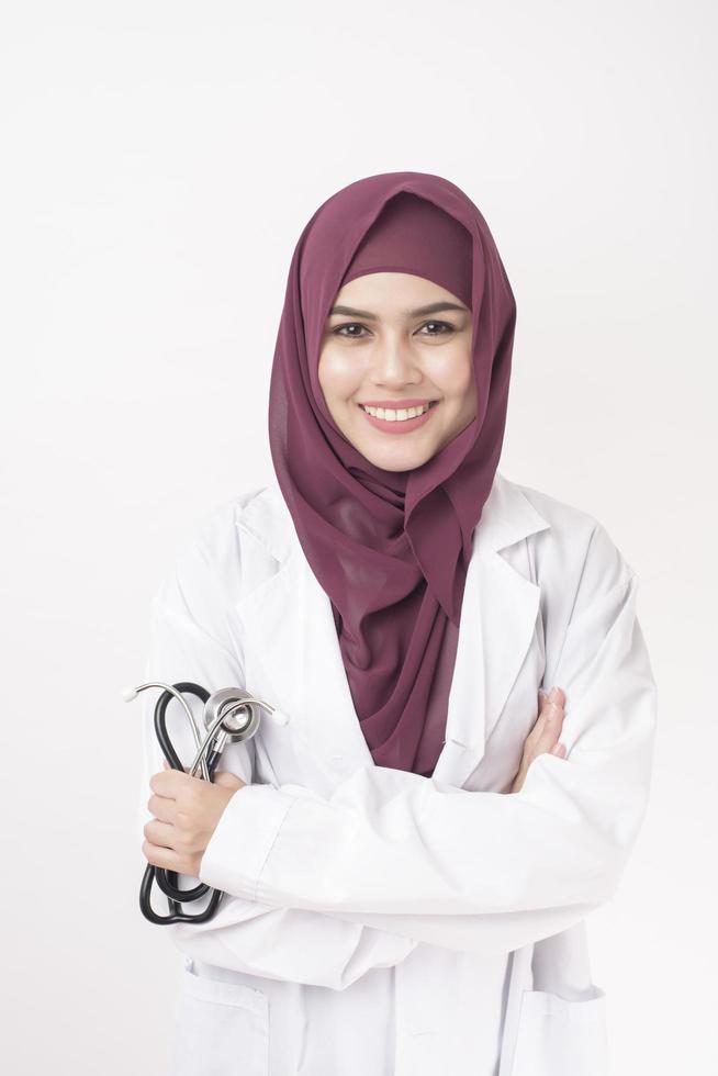 Belle femme médecin avec portrait hijab sur fond blanc photo