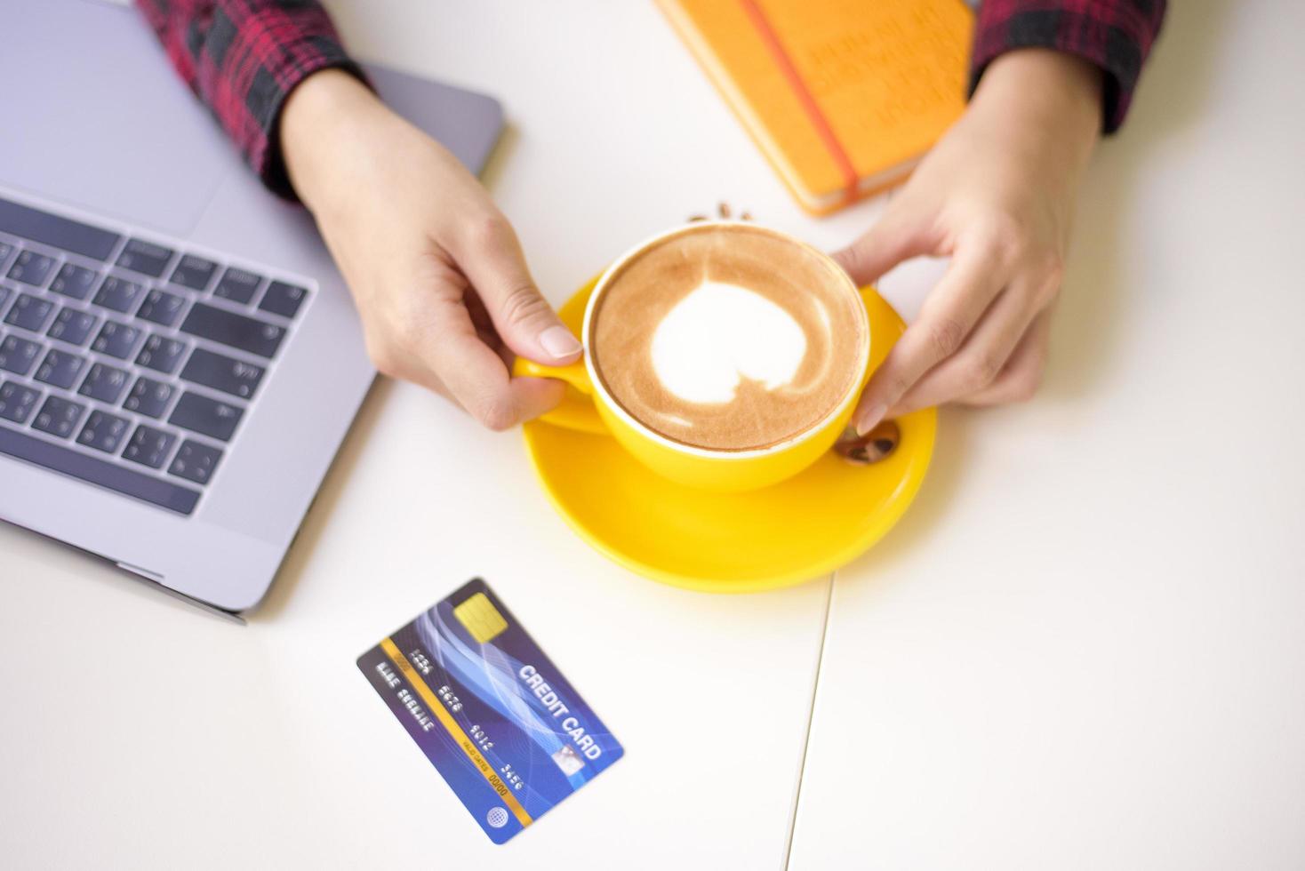 art latte chaud dans une tasse jaune sur un bureau photo