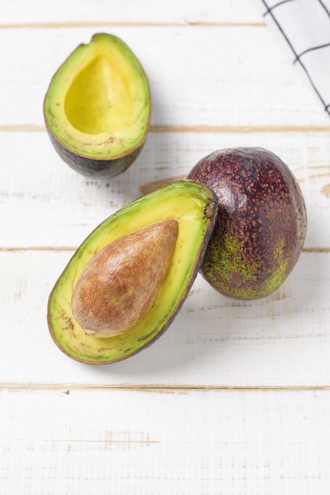 avocat sur table en bois blanc photo