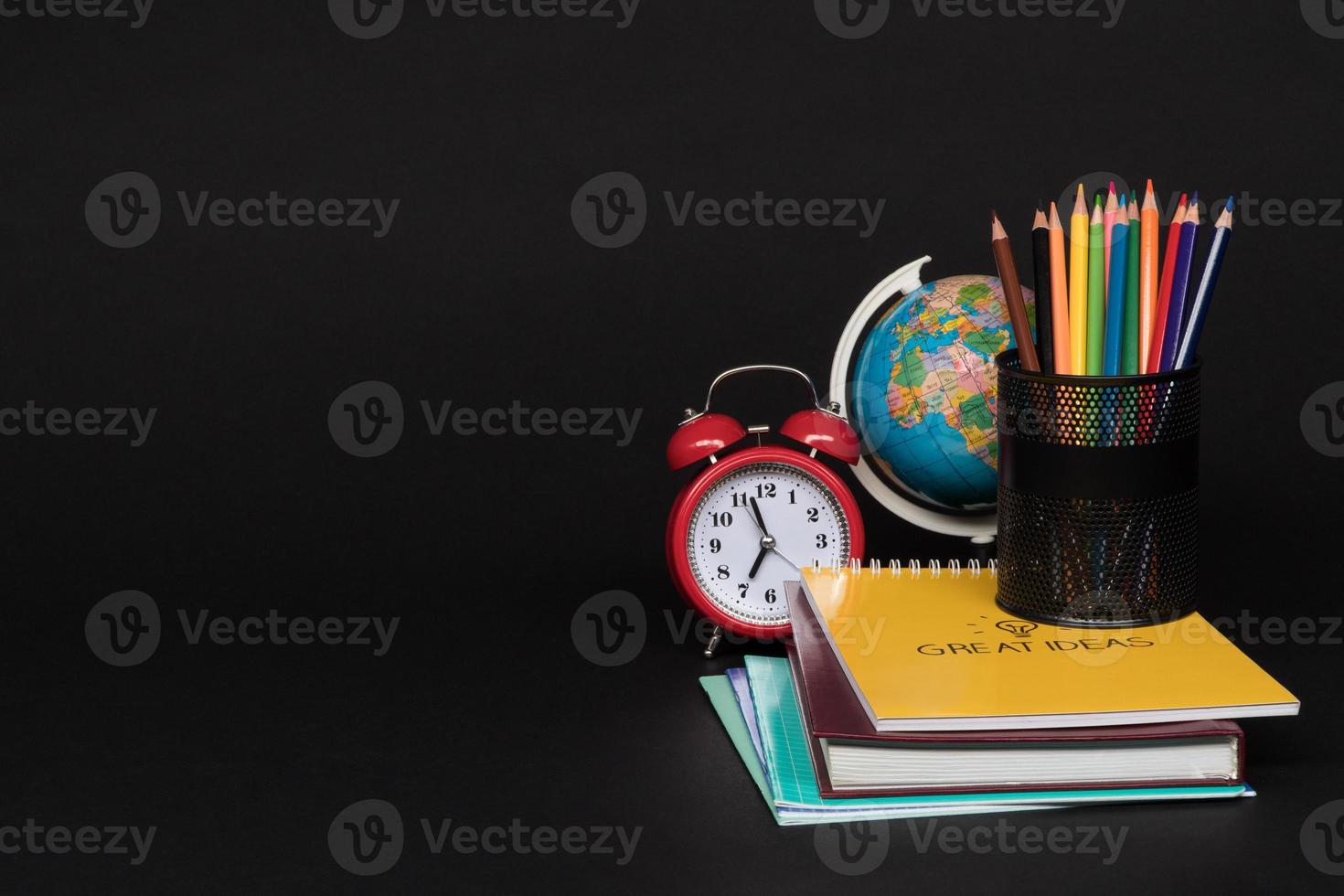 collection colorée de fournitures scolaires sur fond noir. retour à l'école. Bonnes idées photo