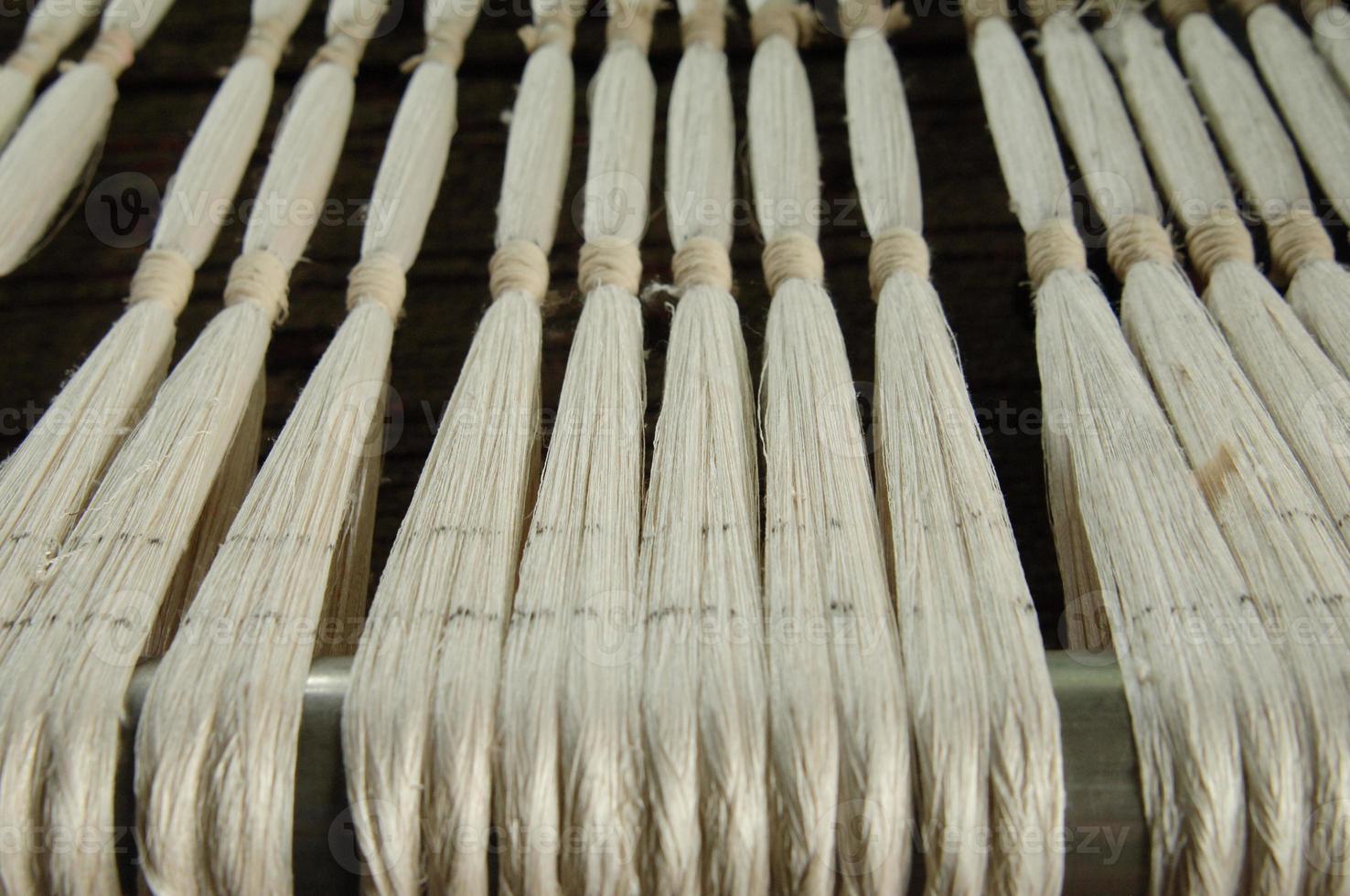 fil de tissage de soie subtile et gros plan de fil. fibre de coton blanc photo
