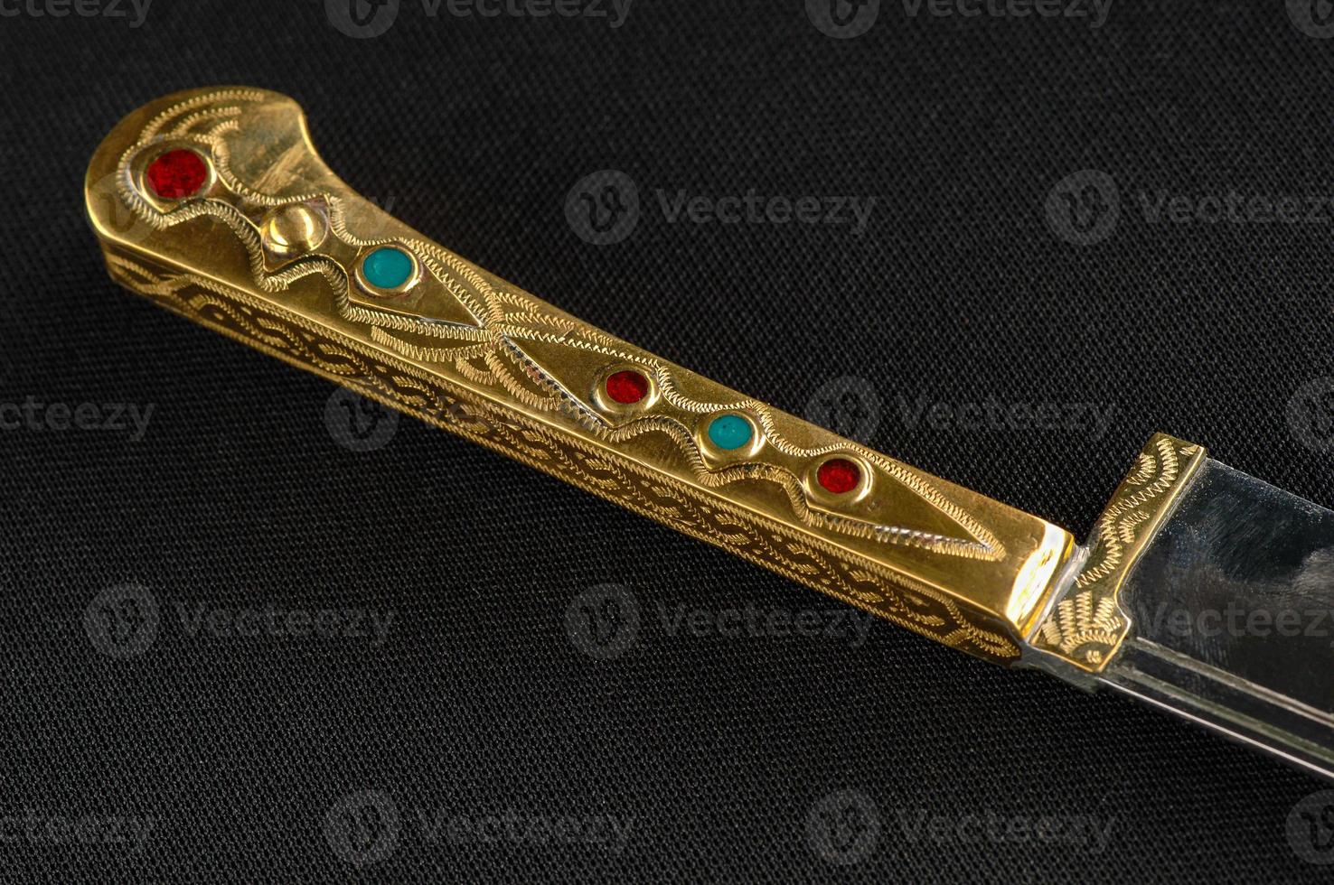 couteau oriental décoratif décoré de pierres précieuses photo