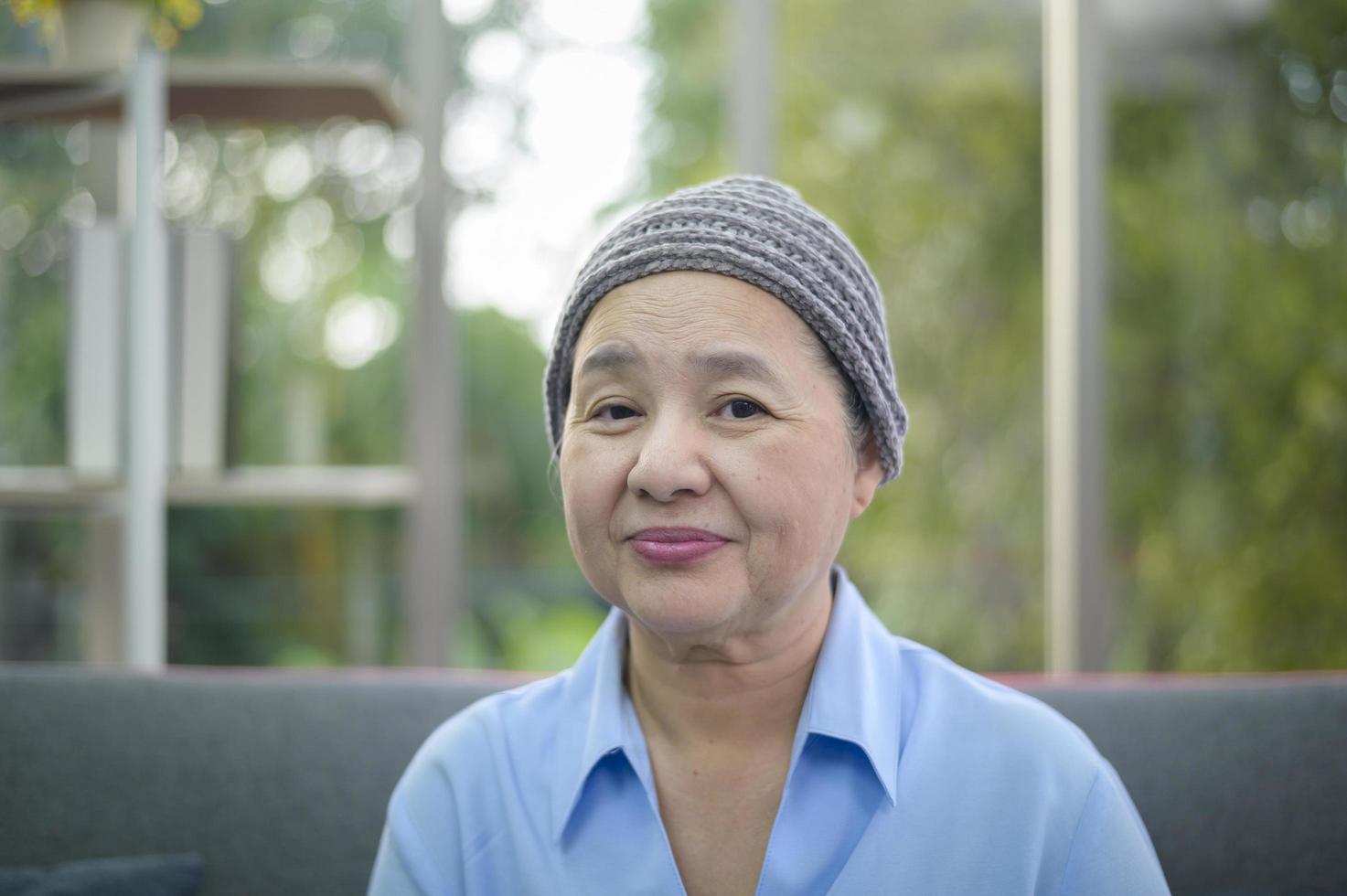 portrait d'une femme cancéreuse souriante à la maison photo