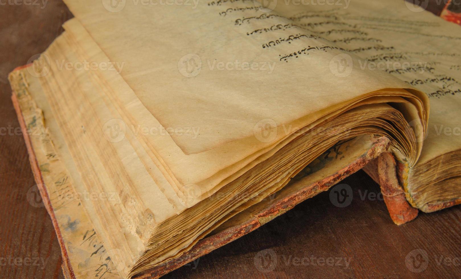 ancien livre ouvert en arabe. vieux manuscrits et textes arabes photo