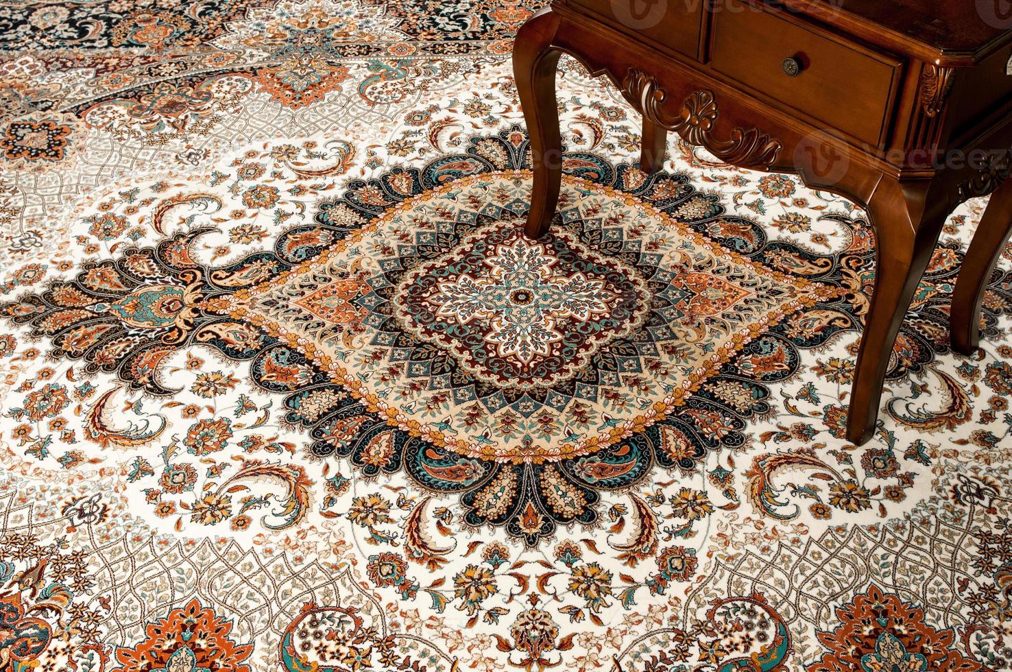 table antique sur le tapis oriental décoré photo