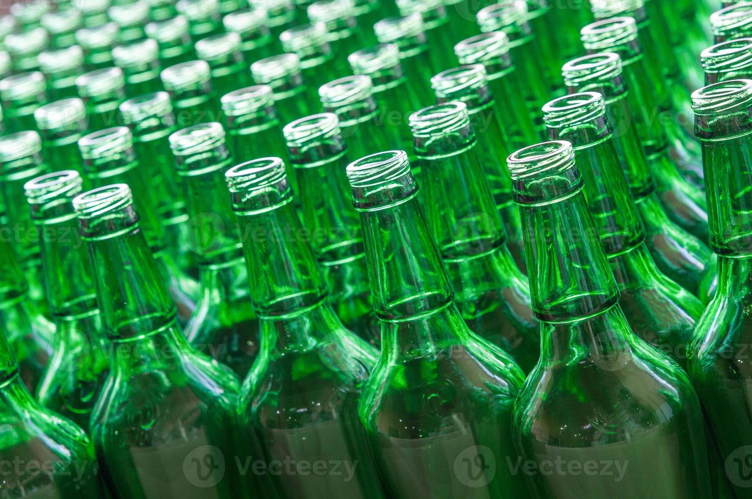 rangées de bouteilles en verre vert photo