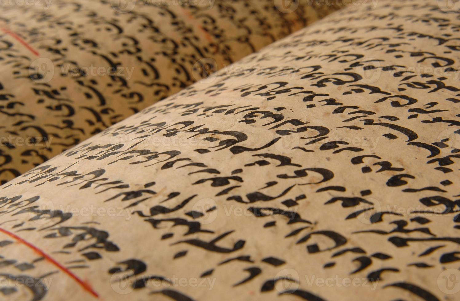 ancien livre ouvert en arabe. vieux manuscrits et textes arabes photo