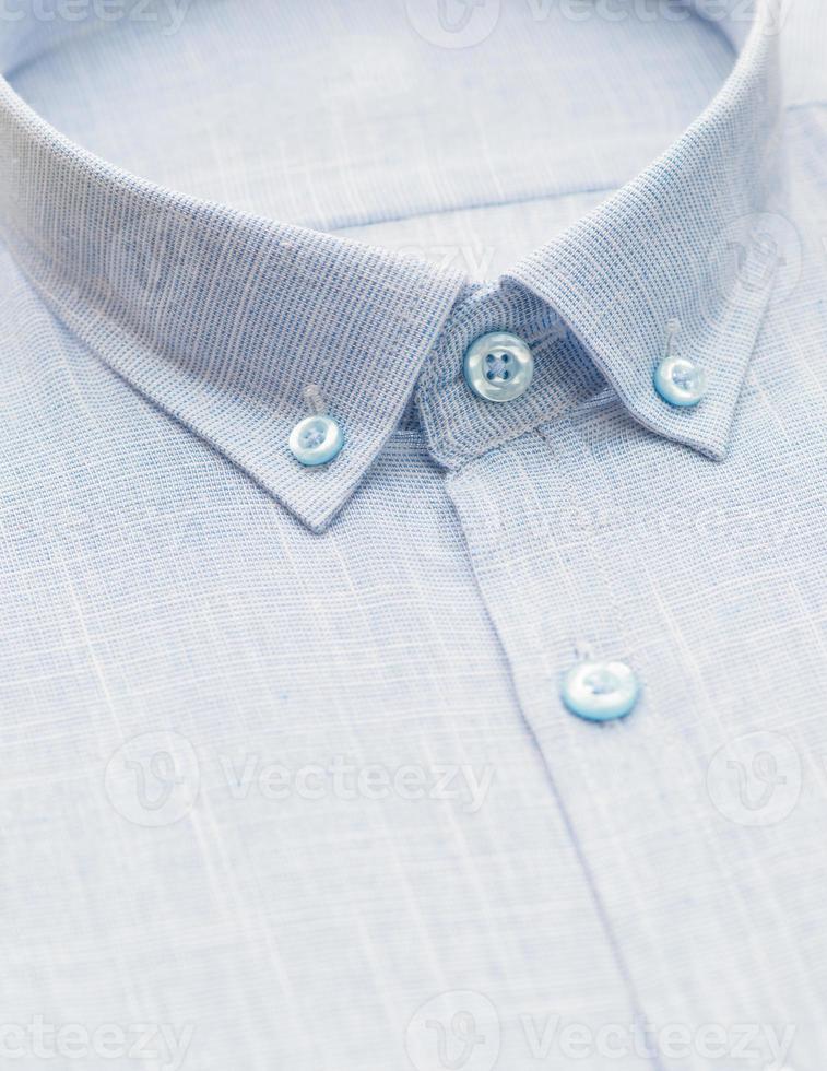 chemise grise avec un accent sur le col et le bouton, gros plan photo