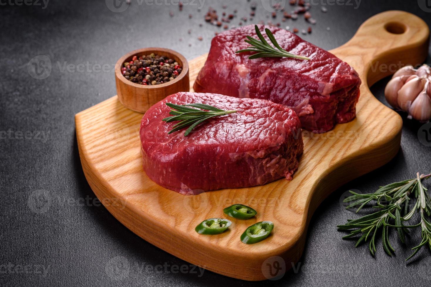 Viande Crue Aux épices Morceaux De Viande Crue Fraîche Sel Poivre Romarin  Huile De Schiste En Pierre Noire