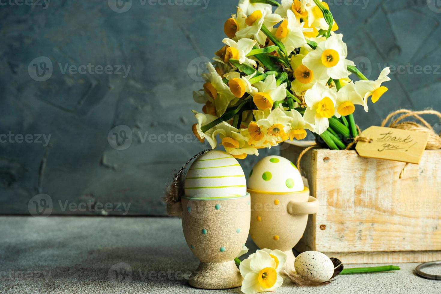 concept de carte florale de pâques avec des jonquilles photo