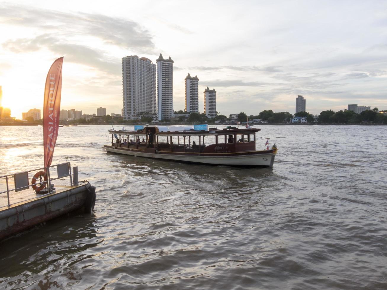 asiatique bangkokthailand17 septembre 2018 les touristes viennent à bangkok pour voir la belle rivière chao phraya le soir et au crépuscule. le 17 septembre 2018 en Thaïlande. photo