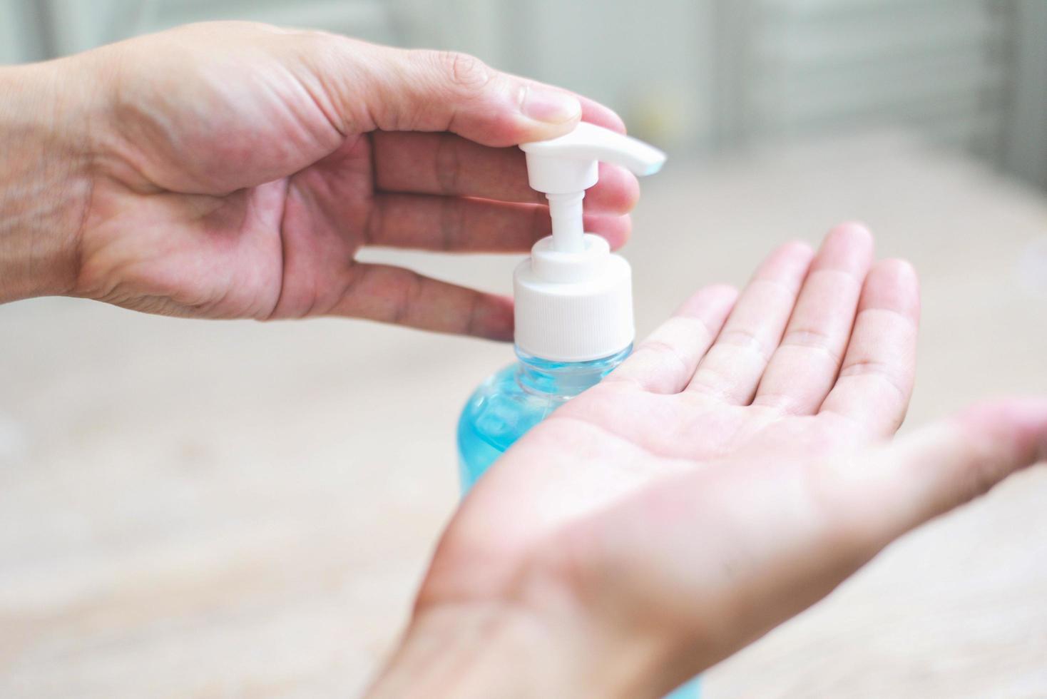 les femmes se lavent les mains avec du gel d'alcool ou un désinfectant au savon antibactérien - les personnes utilisant une bouteille de savon désinfectant antibactérien frottent le gel pour les mains propre hygiène prévention du concept de coronavirus covid-19 photo