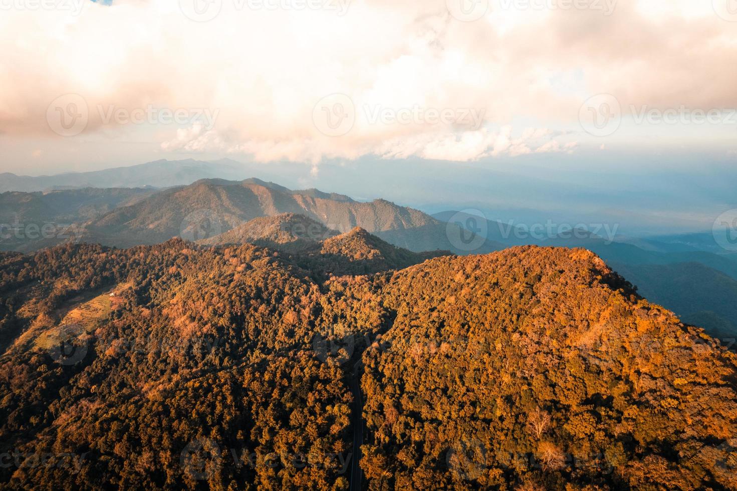 paysage paysage de montagne le soir photo