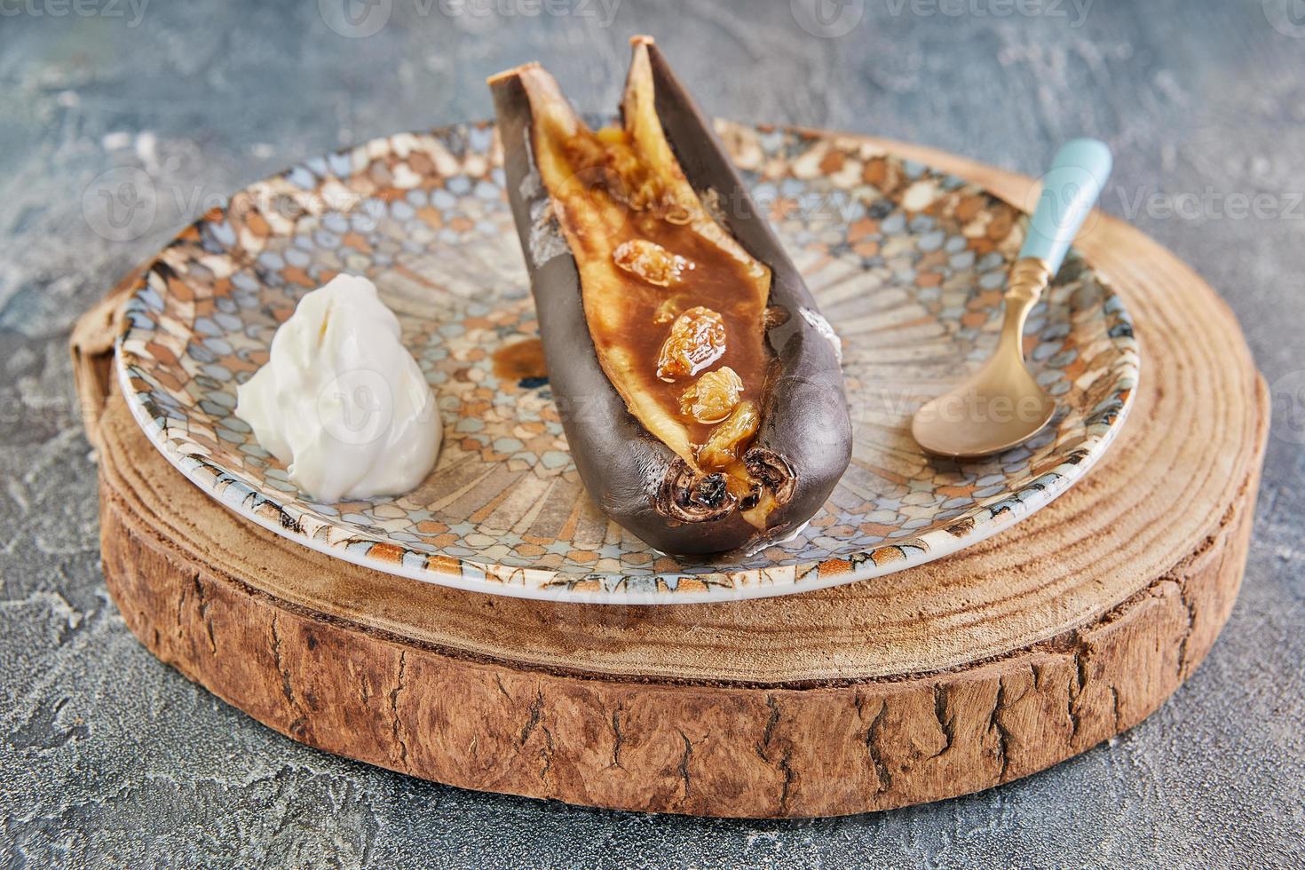 bananes au four avec sauce à la crème, miel et vinaigre balsamique. cuisine gastronomique française photo