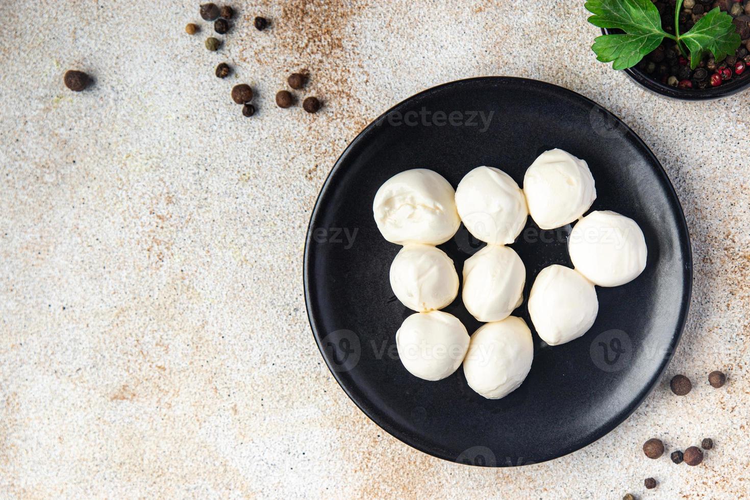 mozzarella petites boules lait de vache ou de bufflonne, chèvre repas sain collation alimentaire sur la table photo